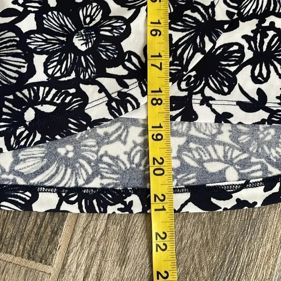 The Limited stretch wrap mini skirt White w/ navy floral print Women’s size 10 - Picture 9 of 13